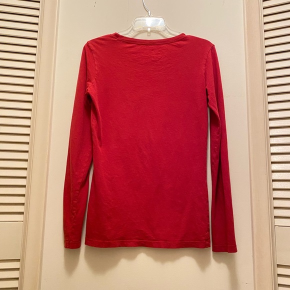 Guess red long sleeve T shirt fits S-M Bust 36’ length 26’ shoulder 16’ - Picture 6 of 7